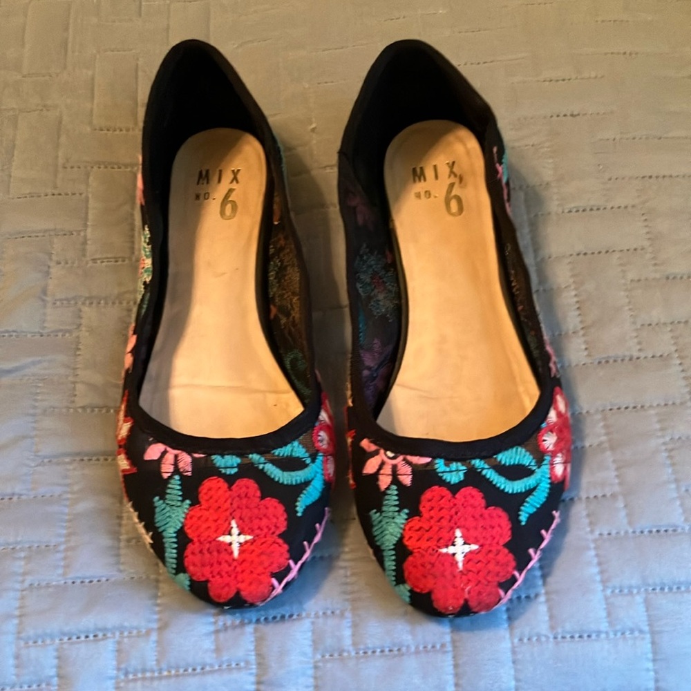 🌺 4 for $20.00 Mix No. 6 Black and Red Embroidered Flats